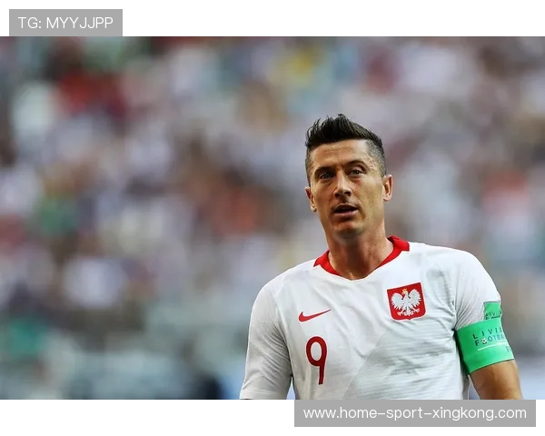 莱万禁区内强行扛开对手后晃出射门角度——极致爆发背后的训练与选择 莱万禁区内强行扛开对手后晃出射门角度——极致爆发背后的训练与选择