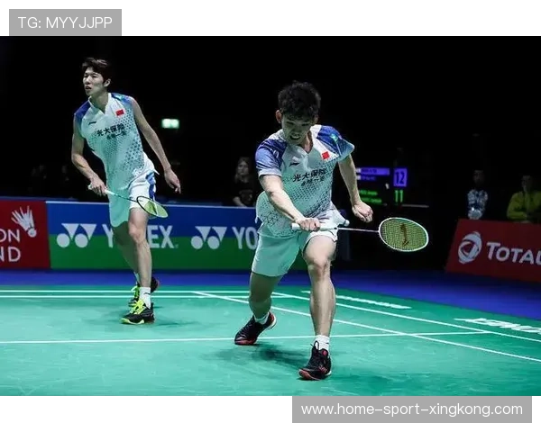 羽球双打后场配合创造连续得分机会