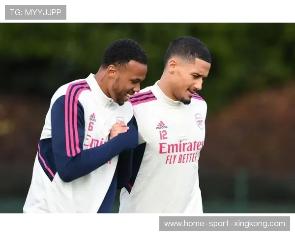 阿森纳边路组合在比赛中不断制造破门机会——速度与默契的潜移默化 阿森纳边路组合在比赛中不断制造破门机会——速度与默契的潜移默化