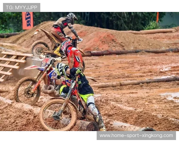 自行车越野赛选手飞跃坡道惊险落地——极限赛场的速度与热血